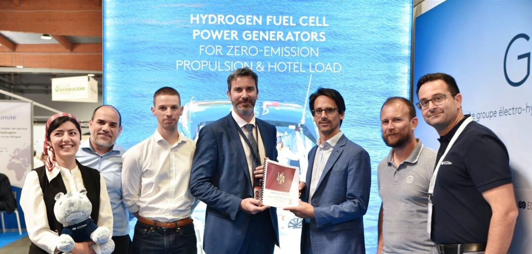 Electro-hydrogen power generator for the supply of low-carbon electricity on vessels